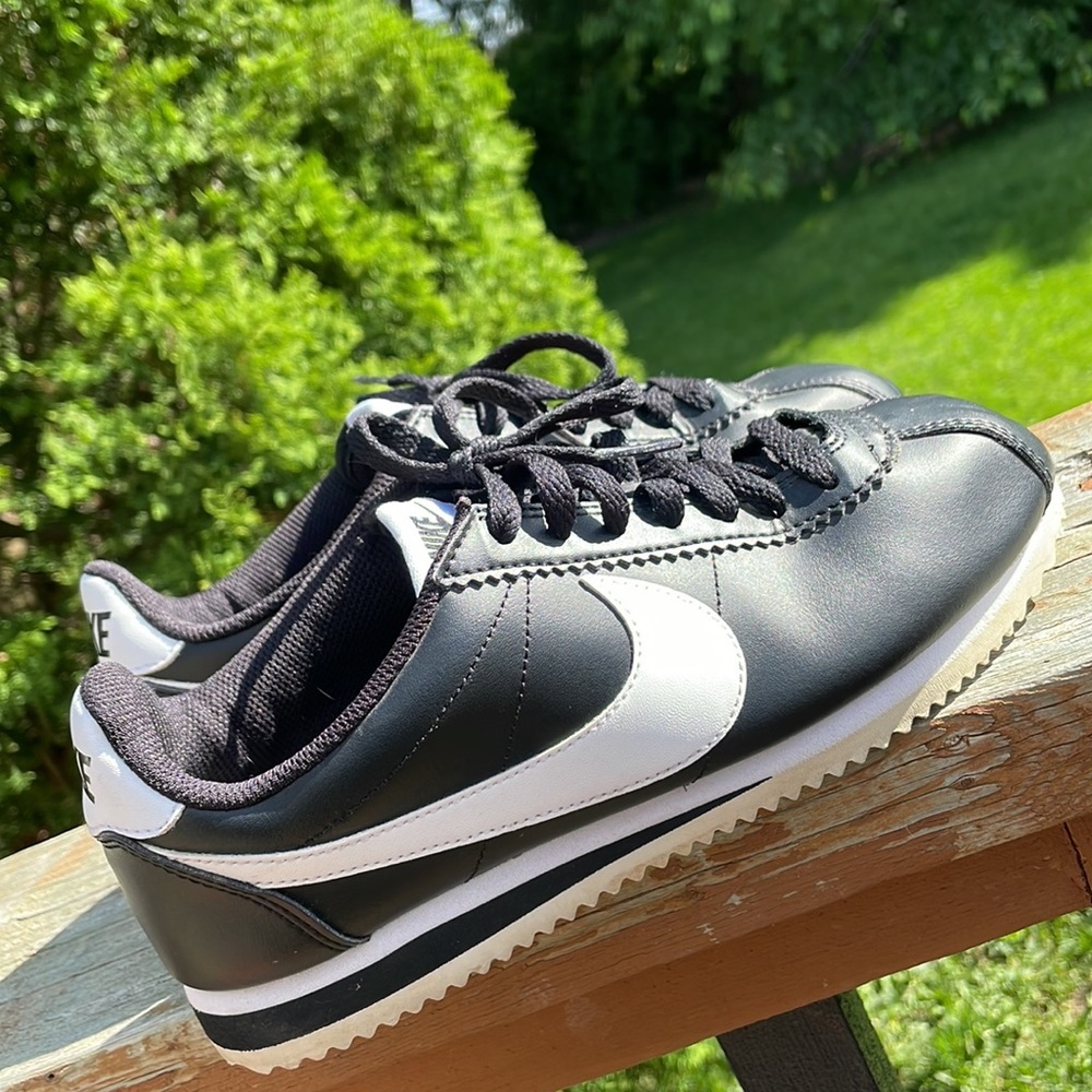 Nike Women's Black and White Sneakers - Picture 3 of 6
